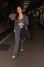 Kareena Kapoor snapped at airport in Mumbai on 6th Dec 2012 (13).JPG